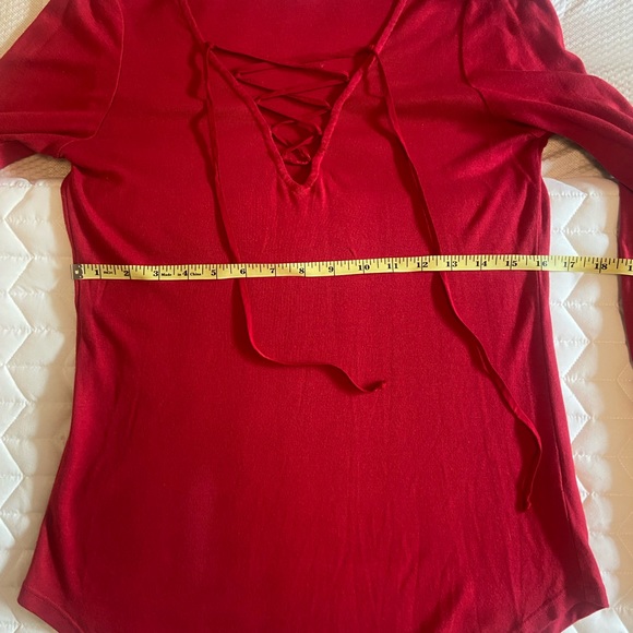 Red long sleeve with cross strings - Picture 5 of 6